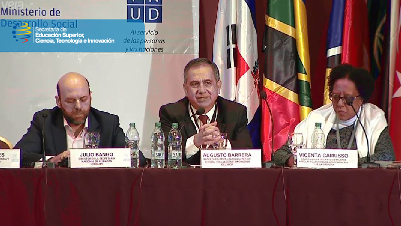Augusto Barrera (c), responsable de la articulación del Consejo Sectorial de lo Social del Gobierno, durante su intervención en Uruguay.