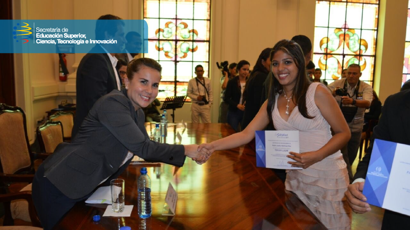 María José de Luca entrega el reconocimiento a los ganadores del quinto concurso Galardones Nacionales.