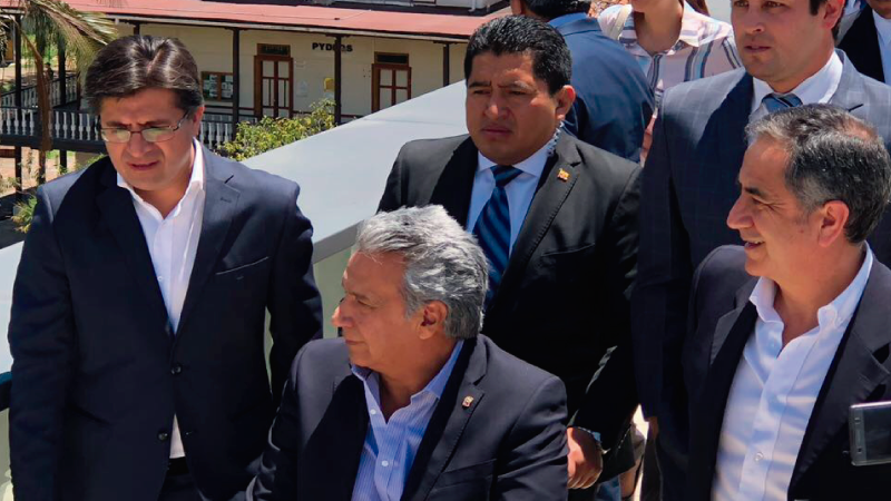 Augusto Barrea (i), durante el recorrido de obra en la Universidad de Cuenca en Balzay.