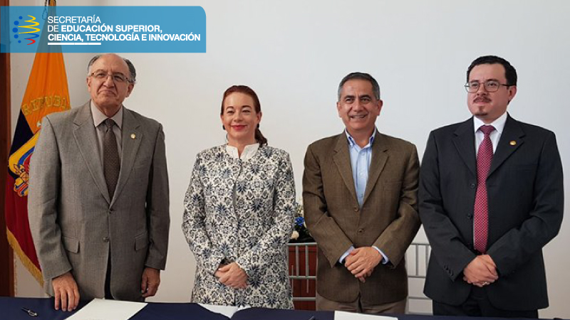 Autoridades de la Senescyt, Cancillería y de la Universidad Andina Simón Bolívar durante la suscripción del acuerdo