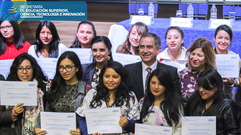 Augusto Barrera junto a las becarias del programa Eloy Alfaro, durante el acto de adjudicación que se realizó hoy en las instalaciones del IFTH.
