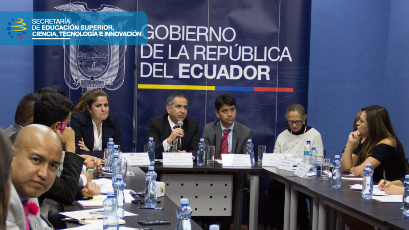 Augusto Barrera (c) aseguró que la política social es una prioridad para el Gobierno del presidente Lenín Moreno.