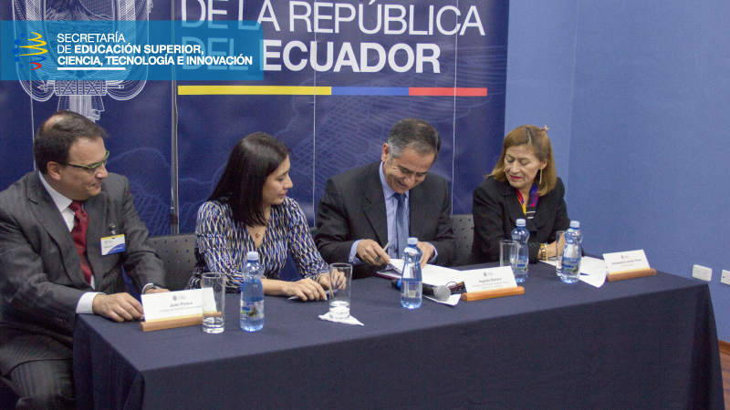 Autoridades de la Senescyt, Cancillería, Presidencia y Flacso, durante la suscripción del acuerdo.