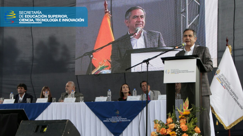 Augusto Barrera, durante el recorrido por las instalaciones del instituto Cotacachi verificó el equipamiento con el cual se imparten las clases de la carrera Confección Textil.