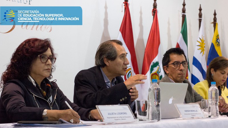Adrián Bonilla realiza su ponencia en el panel que se realizó la noche de ayer en la Universidad Andina Simón Bolívar