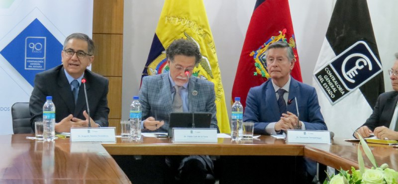 Augusto Barrera (i) agradeció a los rectores por su apertura al diálogo para la formulación de lo normativa.